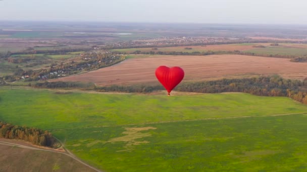 Heißluftballon formt Herz am Himmel bei Sonnenuntergang. — Stockvideo