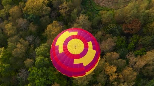 Gün batımında sıcak hava balonları. — Stok video