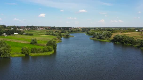 Paisaje rústico con río. Paisaje rural en verano. — Vídeos de Stock