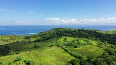 Tropikal bir adada deniz feneri, üst manzara. Basot Adası, Caramoan, Camarines Sur, Filipinler.