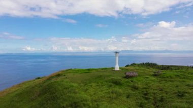 Tropikal bir adada deniz feneri, yukarıdan manzara. Basot Adası, Caramoan, Camarines Sur, Filipinler.