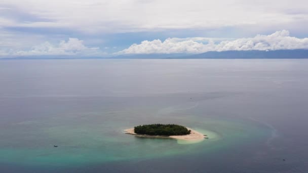 Tropikalna wyspa w morzu. — Wideo stockowe