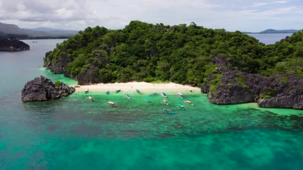 Карамоські острови, Матукад, Філіппіни. Тропічний острів з білим піщаним пляжем.. — стокове відео