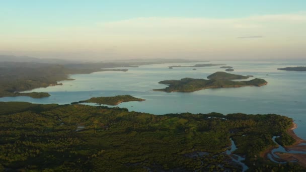 Paisaje marino con islas por la mañana temprano, vista aérea. — Vídeos de Stock