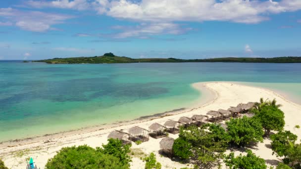 Білий піщаний пляж з кокосовими деревами. Котедж острова Котівас. Карамоські острови (Філіппіни). — стокове відео