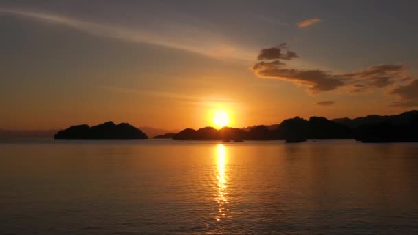 Paisaje marino, mañana sobre las islas. Salida del sol sobre las islas tropicales. — Vídeos de Stock