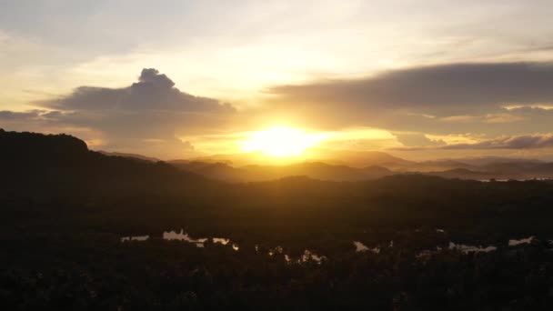 Zonsondergang boven tropische eilanden. Berglandschap in de avond. — Stockvideo
