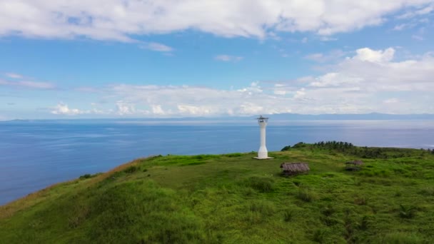 Vuurtoren op een tropisch eiland, uitzicht van bovenaf. Basot Island, Caramoan, Camarines Sur, Filipijnen. — Stockvideo
