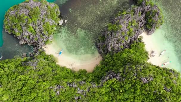 Скелястий острів з маленьким білим пляжем, аеродромом. Карамоські острови, Філіппіни. Літо та подорожі.. — стокове відео