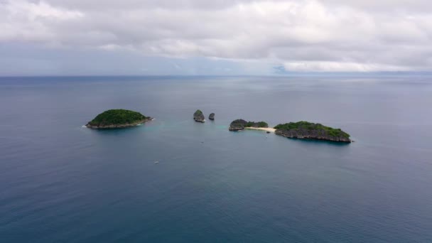 Tropische eilanden en blauwe zee, uitzicht vanuit de lucht. Caramoïsche eilanden, Filipijnen. — Stockvideo