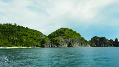 Ağaçlı kayalık tropikal ada.