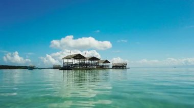 Havada süzülen kasıkları olan bir göl, üst manzara. Caramoan Adaları 'nda yüzen Manlawi Kum Çubuğu.