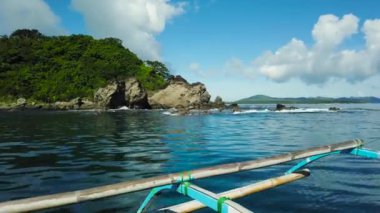 Ağaçlı kayalık tropikal ada.
