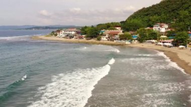 San Juan, La Union, Filipinler. Kumsalı ve otelleri olan deniz kıyısı, manzarası harika..