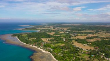 Adadaki tarım arazileri ve köyler, üst düzey manzaralı. Luzon Adası, Filipinler.