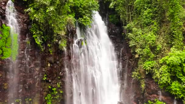 Bela cachoeira tropical. Filipinas, Mindanao. — Vídeo de Stock