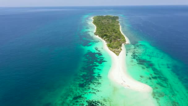 Pequena ilha de Santa Cruz com uma praia branca. Filipinas, Zamboanga. — Vídeo de Stock