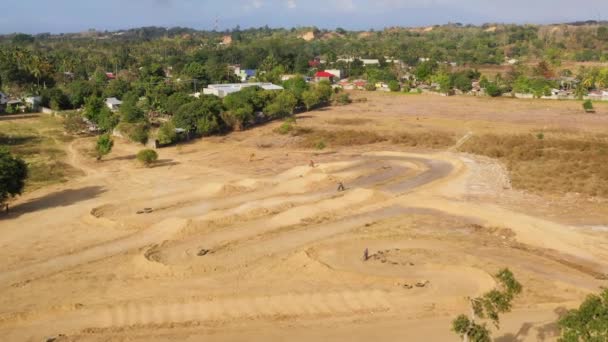 Motocykliści na torze motocross. — Wideo stockowe