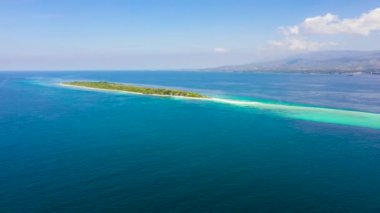 Beyaz plajı olan küçük Santa Cruz Adası. Filipinler, Zamboanga.