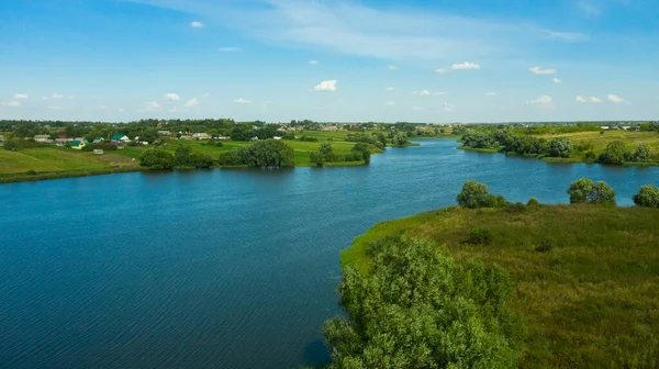 Paesaggio rustico con fiume. Paesaggio rurale in estate. — Foto Stock