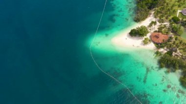Plajı olan tropik bir ada. Malpano Adası, Filipinler, Samal.
