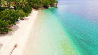 Plajı olan tropik Samal adası. Filipinler, Mindanao.