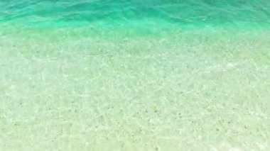 Gölde şeffaf mavi deniz suyu.