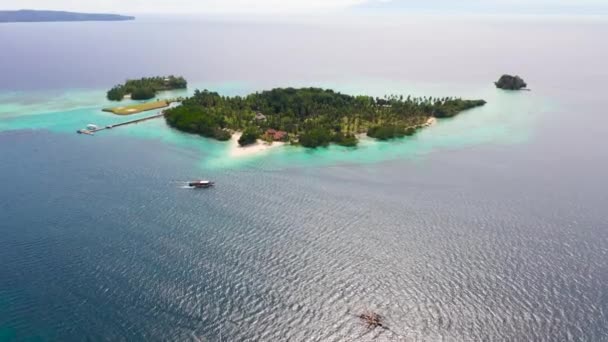 Tropikalna wyspa z plażą. Wyspa Malipano, Filipiny, Samal. — Wideo stockowe