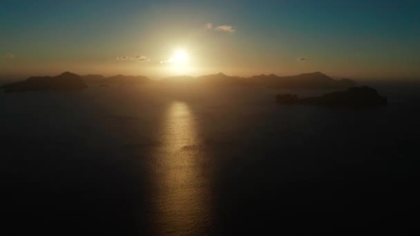 A gyönyörű öböl naplementekor. Légi felvétel. — Stock videók