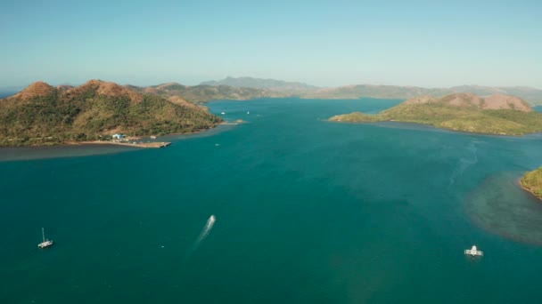 Turista hajók egy öbölben, kék vízzel. Fülöp-szigetek, Palawan — Stock videók