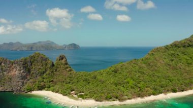Kumlu bir tropik ada. El nido, Filipinler