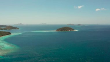 Beyaz kumlu sahili olan küçük torpik bir ada..