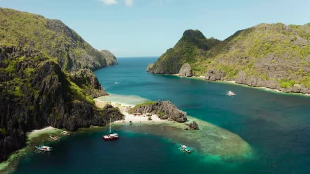 Laguna y playa de agua de mar tropical, Filipinas, El Nido. — Vídeos de Stock