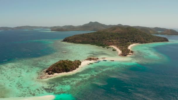 Small torpic island with a white sandy beach, top view. — Stock Video