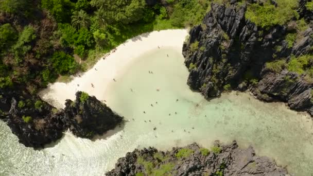 Laguna e spiaggia tropicale di acqua di mare, Filippine, El Nido. — Video Stock