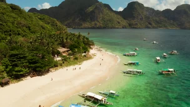 Trópusi sziget homokos stranddal. El nido, Fülöp-szigetek — Stock videók