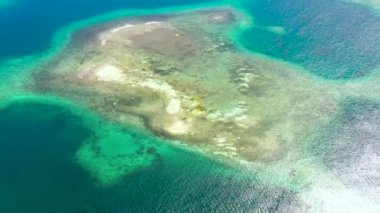 Dalgalı ve turkuaz suyu olan tropik kumlu sahil, metin için kopyalama alanı, hava manzarası.
