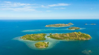 Tropik adalar ve mavi deniz. Filipinler, Zamboanga.