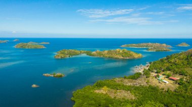 Tropik adalar ve mavi deniz. Filipinler, Zamboanga.