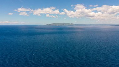 Mavi deniz ve tropikal ada. Cebu, Filipinler.