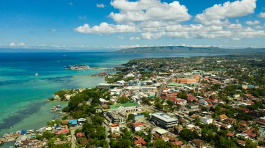 Tagbilaran şehri yukarıdan görünüyor. Bohol, Filipinler.