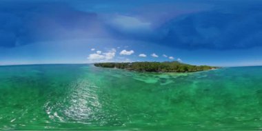 Kumsalı ve mavi denizi olan bir sahil. Anda Bohol, Filipinler. 360 Derece Görünüm.