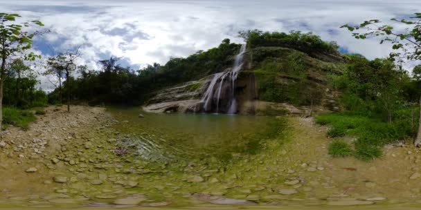Hermosa cascada tropical. Can-umantad Falls, Bohol, Filipinas. Vista de 360 grados. — Vídeo de stock