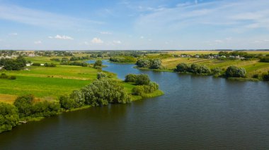 Nehirli kırsal bir arazi. Yazın kırsal alan.