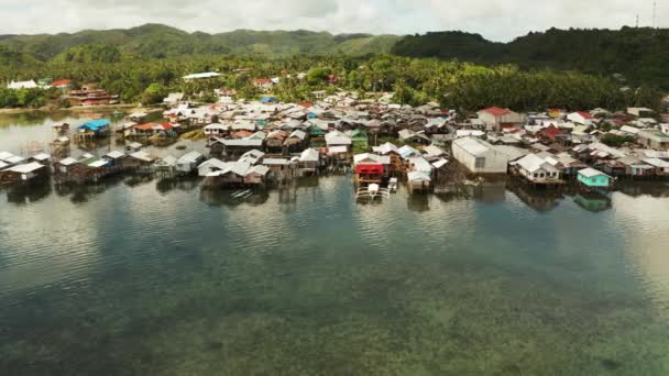 Pueblo pesquero y casas sobre pilotes. Dapa city, Siargao, Filipinas. — Vídeo de stock