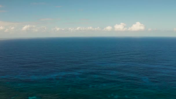 Морський пейзаж, блакитне море, небо з хмарами, вид з повітря — стокове відео