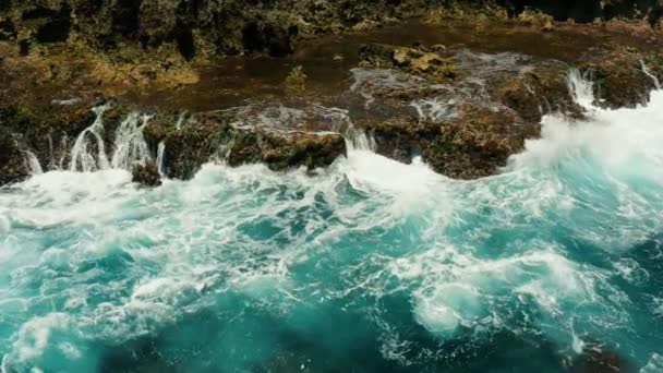 Oceán s vlnami narážejícími na pobřeží — Stock video