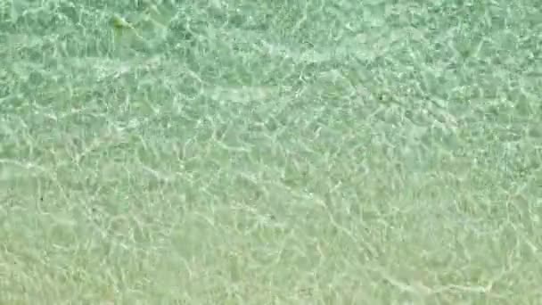 Praia tropical e mar azul com ondas. — Vídeo de Stock