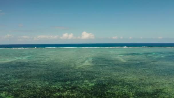 Paisaje marino, mar azul, cielo con nubes, vista aérea — Vídeo de stock