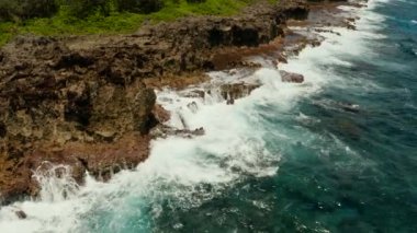 Okyanus kıyıya vuran dalgalarla